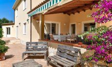 Villa Caroline | Grande terrazza coperta con tavolo e terrazza aperta con divano esterno Terrazza