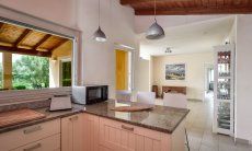 Villa Caroline | Cucina con finestra panoramica Cucina