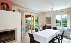 Villa Caroline | Zona pranzo con camino Tavolo da pranzo interno