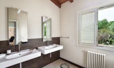Villa Caroline | Bagno 1 con doppio lavandino Bagno 1