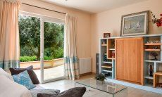 Villa Caroline | Sala con divano e accesso diretto al giardino Sala