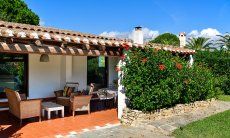 Villa Bua | Vista della casa con giardino e veranda Vista della casa con giardino e veranda