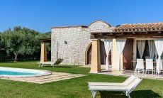 Villa Campidano 20 | Giardino con prato verde, piscina e casa Villa Campidano 20 con giardino e piscina