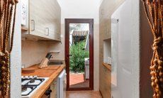 Villa Vela | Cucina con accesso al giardino Cucina