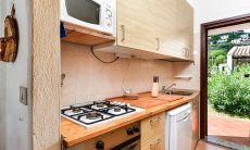 Villa Vela | Cucina con accesso al giardino Cucina