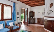 Villa Vela | Angolo divano con camino e accesso alla veranda Salotto