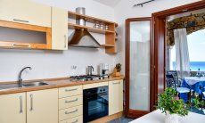 Apartment Castededdu 5 | Cucina con accesso al tavolo esterno con vista mare Cucina