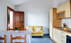 Apartment Castededdu 5 | Sala con cucinotto, tavolo e angolo divano Cucina