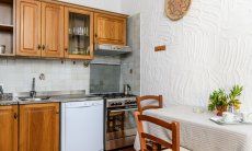 Casa Meloni 1 | Cucina con forno elettrico, fornelli a gas, lavastoviglie e piccolo tavolo Cucina