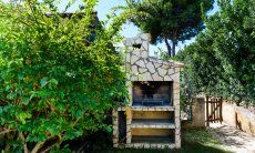 Barbecue in muratura nel giardino di Meloni 2 a Sant Elmo