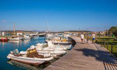 Villa Golfo Aranci | Porticciolo di Golfo Aranci Pontile con piccole barche a motore nel porto di Golfo Aranci