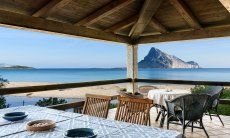 La villa Taverna ha una terrazza privata con vista spiaggia e mare