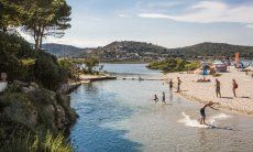 Bambini giocano nell'acqua bassa della laguna di Porto Taverna