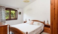 Villa Le Ginestre 1 | Camera 2 al pianterreno con letto matrimoniale e finestra con vista giardino Camera 2 al pianterreno con letto matrimoniale e finestra con vista giardino