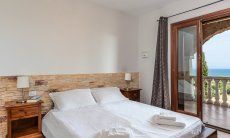 Apartment Castededdu 2 | Camera 1 con letto matrimoniale e vista mare, anche dal letto Camera 1 con vista mare