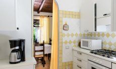 Villa Giangaleazzo | Cucina con arco alla sala da pranzo Cucina