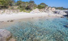 Spiaggietta dei Milanesi con rocce in granito e mare limpido, a sud del Lido di Orri