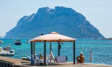 Noleggio barche da un pontile davanti all'isola di Tavolara