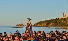 Processione di Sant Efisio davanti al mare e la torre di Nora