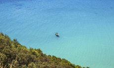 Mare cristallina con gommone, Torre delle Stelle