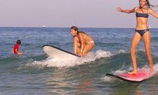 Giovane surfiste sulla spiaggia di Chia