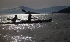 Kayaking nella luce della sera sulla costa sud