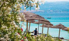 Vista dalla spiaggia Le Bombarde attraverso il mare fino ad  Alghero