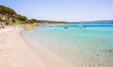 Sabbia bianca e acqua cristallina della spiaggia Le Bombarde Alghero