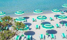 Noleggio ombrelloni e lettini con molto spazio sulla spiaggia di Maria Pia, Alghero