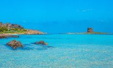 Vista attraverso il mare limpido sulla spiaggia della Pelosa, Stintino