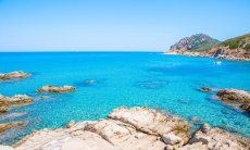 Acqua trasparente permette di vedere sul fondo delle baie a Capo Ferrato