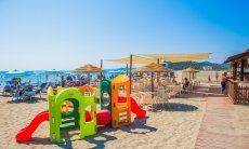 Sabilimento balneare con giochi per bambini a Torresalinas