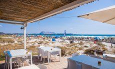 Ristorante sulla spiaggia di La Cinta con molti ombrelloni colorati