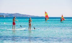 Stand-up paddle e Windsurf davanti alla spiaggia La Cinta, San Teodoro, Olbia