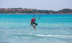 Kitesurfer davanti alla spiaggia La Cinta, San Teodoro, Olbia