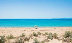 Ombrellone sulla spiaggia di Geremeas davanti al mare cristallino