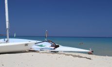 Surf e Laser sulla spiaggia di Cala Sinzias