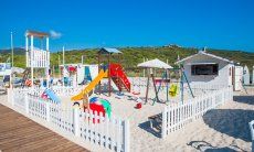 Giochi per bambini sulla spiaggia di Golfo Aranci