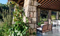 Villa Pola | Terrazza con divano esterno e tavolo grande Terrazza con divano esterno e tavolo grande