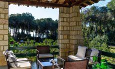 Villa Pola | Salotto esterno con vista fino al mare attraverso i pini Salotto esterno con vista fino al mare attraverso i pini