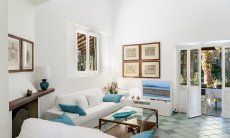 Villa Pola | Sala con divano, tv e vista giardino Sala con divano, tv e vista giardino