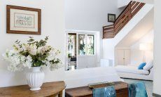 Villa Pola | Vista dalla zona pranzo sulla sala con la porto sulla veranda e le scale per il primo piano Vista dalla zona pranzo sulla sala con la porto sulla veranda e le scale per il primo piano