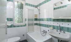Villa Pola | Bagno 1 con vasca, si trova dietro la camera 1 al pianterreno Bagno 1 con vasca, si trova dietro la camera 1 al pianterreno