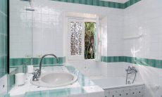 Villa Pola | Bagno 3 al primo piano con vasca da bagno (e doccia) e finestra sul giardino Bagno 3 al primo piano con vasca da bagno (e doccia) e finestra sul giardino