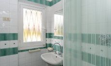 Villa Pola | Bagno 2 con doccia e water, si trova al pianterreno dietro la cucina Bagno 2 con doccia e water, si trova al pianterreno dietro la cucina