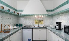 Villa Pola | Cucina stile country con cucina a gas, lavastoviglie, elettrodomestici e microonde Cucina stile country con cucina a gas, lavastoviglie, elettrodomestici e microonde