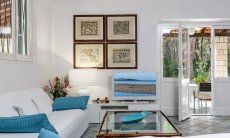 Villa Pola | Elegante angolo divano con TV e porta sulla veranda e sul giardino Elegante angolo divano con TV e porta sulla veranda e sul giardino