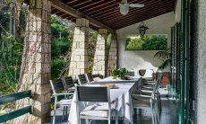 Villa Pola | Veranda coperta con tavolo per dieci persone e ventilatori Veranda coperta con tavolo per dieci persone e ventilatori