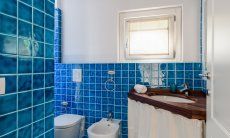 Li Conchi 30 | Bagno 2 con doccia piastrellato in blu Presentazione Li Conchi 30