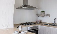 Li Conchi 30 | Cucina con fornelli a gas e cappa Presentazione Li Conchi 30
